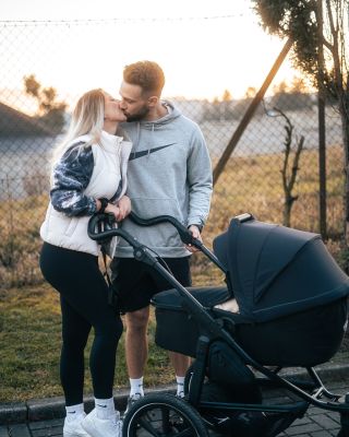 Na YouTube vyšlo video o tom, jak teď vypadá náš den ve třech 👨‍🍼 Dali jsme si poprvý v životě humra a pak šli otestovat...