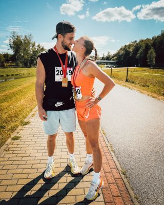 DALŠÍ PŮLMARATON DO SBÍRKY 🏁 Tentokrát jsme strategicky zvolili půlmaraton ve štafetě, protože samotný půlmaraton nemáme...
